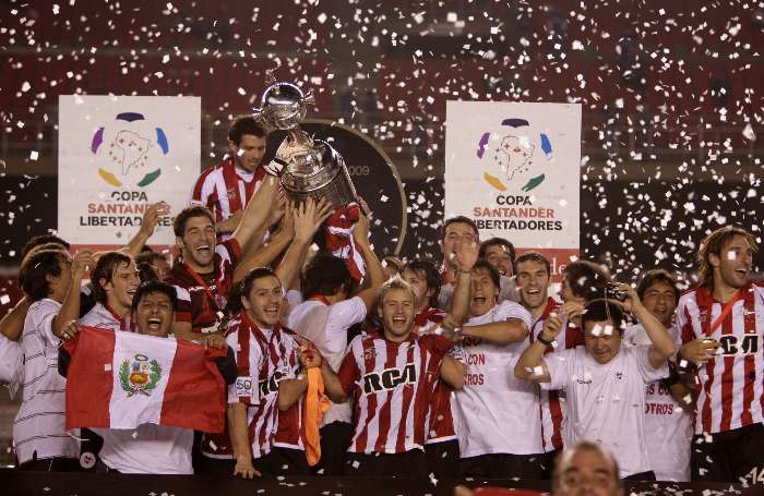 Jogadores do Estudiantes levantam a taça da Copa Libertadores 2009