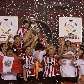Jogadores do Estudiantes levantam a taça da Copa Libertadores 2009