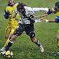 Cristian Zaccardo, do Parma, é puxado por Andrea Mantovani, do Chievo Cristian Zaccardo, do Parma, é puxado por Andrea Mantovani, do Chievo