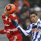 Robben, do Bayern de Munique, cabeceia a bola em disputa com Cícero, do Hertha Berlim