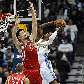 Yao Ming, dos Rockets, tenta bloquear J.R. Smith, dos Nuggets
