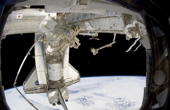 Astronautas do Discovery realizam 2ª e última caminhada espacial