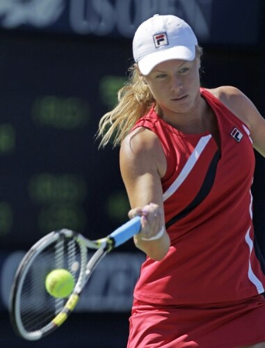 Vera Dushevina encara Maria Kirilenko em jogo em uma das quadras do US Open