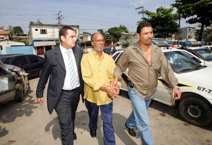 Militar mantém a família refém no Rio