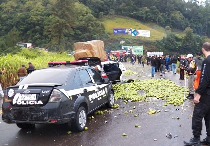 Dois jornalistas morrem em acidente entre carro e caminhão no RS