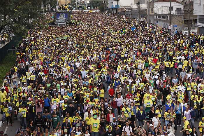 Fiéis participam da Marcha para Jesus no feriado de Corpus Christi, em São Paulo. 03/06/2010