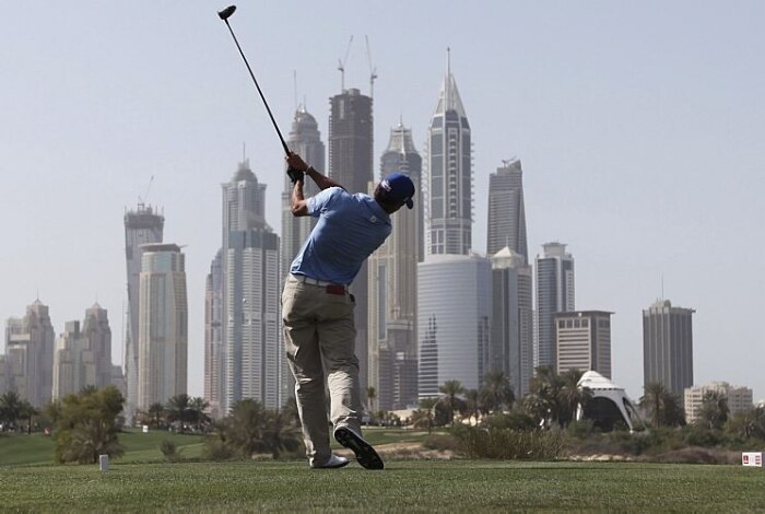 O golfista espanhol Rafael Cabrera-Bello tenta tacada no torneio Dubai Desert Classic