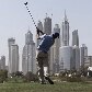 O golfista espanhol Rafael Cabrera-Bello tenta tacada no torneio Dubai Desert Classic