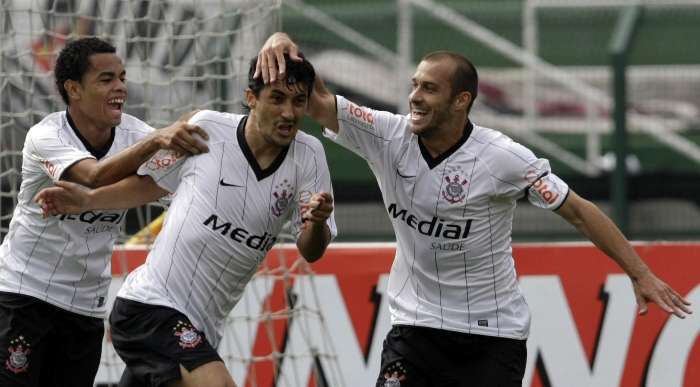 Dentinho, Douglas e Alessandro comemoram gol