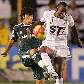 Ortigoza, do Palmeiras, e Fabão, do Santos, disputam bola em jogo Ortigoza, do Palmeiras, e Fabão, do Santos, disputam bola em jogo