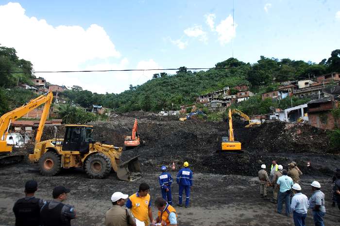 Resgate de corpos das vítimas do soterramento no Morro do Bumba