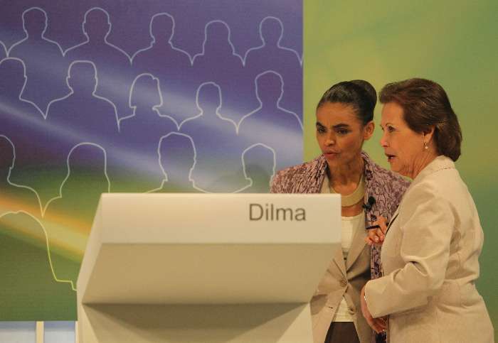 Marina em frente à bancada vazia reservada para Dilma no debate Estadão/Gazeta - 08.09.2010