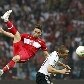 Gokhan Gonul, da Turquia, briga pela posse de bola com Lukas Podolski, da Alemanha, partida em Istam