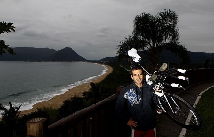 Velloso venceu cancer três vezes e se tornou triatleta