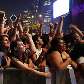 Fãs se espremem para ouvir o show do Strokes no Festival Lollapalooza em Chicago, na sexta-feira, 6 Fãs se espremem para ouvir o show do Strokes no Festival Lollapalooza em Chicago, na sexta-feira, 6