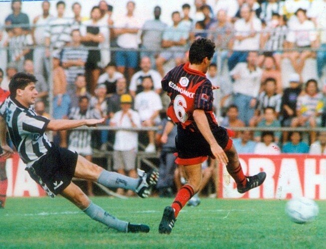 Túlio teve passagem vitoriosa pelo Botafogo e agora retorna ao clube para fazer o milésimo gol