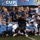 Muntari brinca com o troféu de campeão da Copa da Itália da Inter de Milão Muntari brinca com o troféu de campeão da Copa da Itália da Inter de Milão