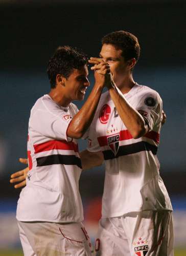 Jean comemora com Hernanes gol para o São Paulo contra o Oeste