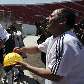 Mario Sepulveda e Juan Illanes dão autógrafos após a partida no Estádio Nacional de Santiago