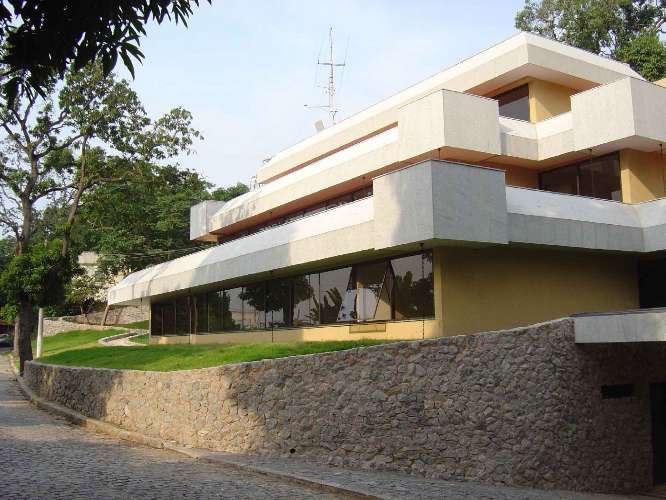 Moderno edifício especialmente construído para receber os serviços da hora
