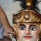Criança brinca com uma máscara de soldado romano durante festival de Moriones, nas Filipinas Criança brinca com uma máscara de soldado romano durante festival de Moriones, nas Filipinas