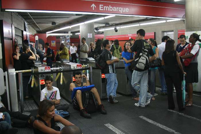 Metrô de São Paulo é afetado pelo apagão e passageiros ficam sem transporte