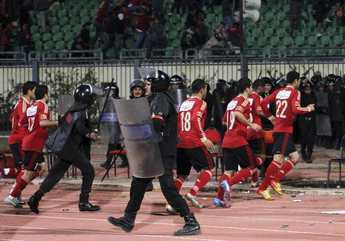 Torcida invade campo no Egito e ao menos 73 pessoas morrem