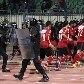 Torcida invade campo no Egito e ao menos 73 pessoas morrem Torcida invade campo no Egito e ao menos 73 pessoas morrem