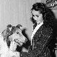 Elizabeth Taylor em 1943, com cão do filme 