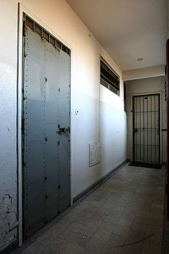 Apartamentos onde ficavam os chineses possuem grades ou portas de aço