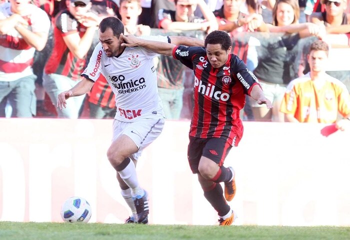Corintiano Danilo e atleticano Madson disputam a bola no empate entre os times