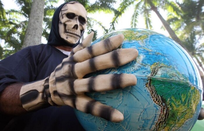 Fantasiado, ativista alude aos perigos que o planeta corre com a degradação do meio ambiente