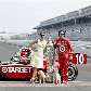 Dario Franchitti, vencedor das 500 Milhas, posa com carro, troféu, esposa e cachorros na pista Dario Franchitti, vencedor das 500 Milhas, posa com carro, troféu, esposa e cachorros na pista