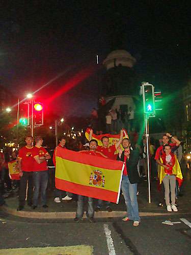 Torcida espanhola comemora em Dublin, Irlanda a vitória da Espanha na Copa. 11/07/2010