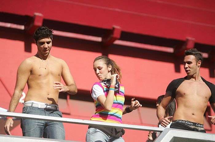 Jovens dançam durante a Parada Gay