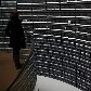 Mulher visita a Sala dos Nomes no Centro Comemorativo do Holocausto em Jerusalém, Israel