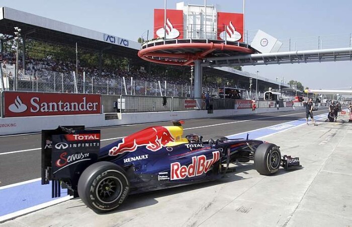 O alemão Sebastian Vettel é aguardado nos boxes da Red Bull