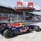 O alemão Sebastian Vettel é aguardado nos boxes da Red Bull