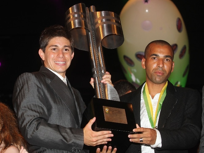 Conca e Emerson recebem o troféu de Campeão Brasileiro de 2010 em festa no Rio