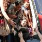 Passageiros ajudam uns aos outros na hora de desembarcar da composição da CPTM com problema 