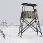 Visitantes andam na neve no campo de concentração de Auschwitz