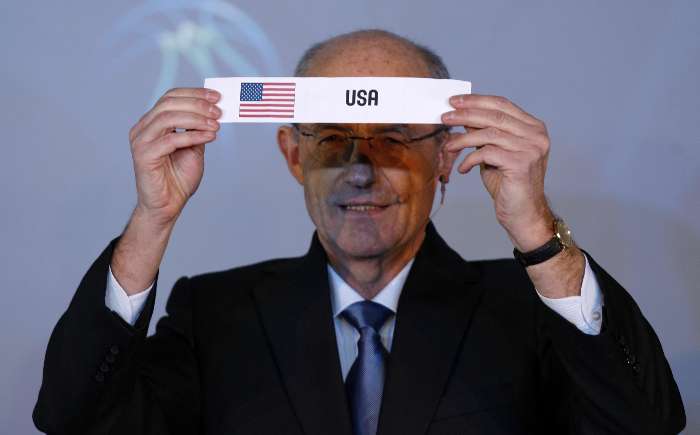 Lubomir Kotleba exibe o papel com o nome dos EUA no sorteio dos grupos do Mundial de basquete