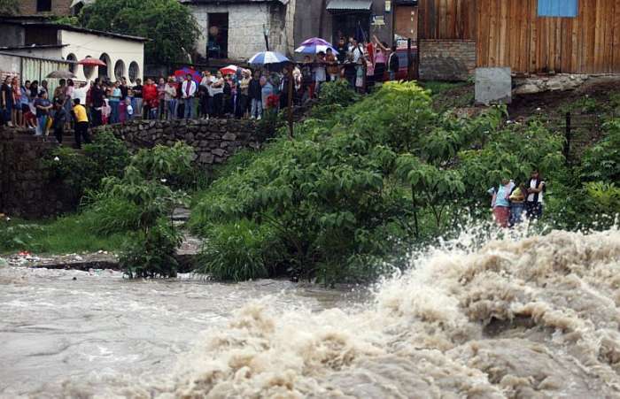 Moradores de Flor del Campo observam seu bairro ser inundado pelo Rio Choluteca, em Honduras
