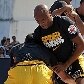 Sob o forte calor carioca, lutadores de MMA fazem treino para o UFC 153