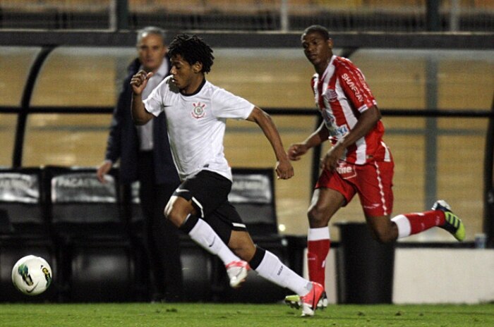 Corinthians vira sobre o Náutico no Pacaembu e reage no Brasileiro