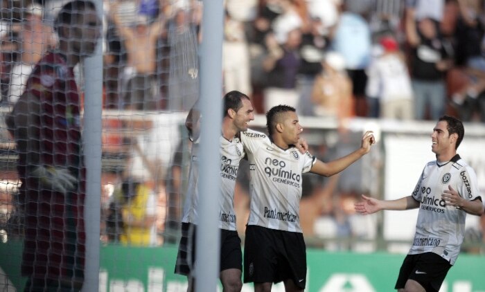 Danilo, Dentinho e Bruno Cesar comemoram segundo gol do Corinthians