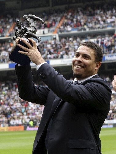 Ronaldo exibe troféu que recebeu em homenagem feita pelo Real Madrid, no Estádio Santiago Bernabéu