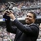 Ronaldo exibe troféu que recebeu em homenagem feita pelo Real Madrid, no Estádio Santiago Bernabéu