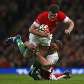 Jamie Roberts, do País de Gales, é derrubado pelo inglês Joe Worsley
