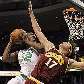 Allen, do Celtics, salta para a enterrada contra a marcação do brasileiro Varejão, do Cavaliers